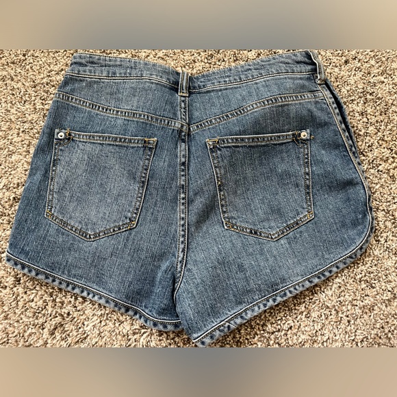 Anthropologie Pilcro- denim shorts with scooped side hem - Picture 3 of 4
